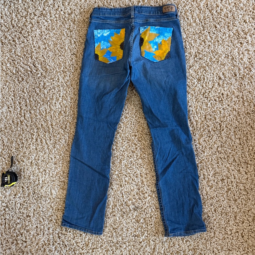 LEVI’S Signature Straight Blue Jeans with Sunflower Accent